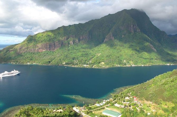 4x4 Moorea Safari Tours : Private tours - Magic Mountain’s wide view over Opunohu Bay