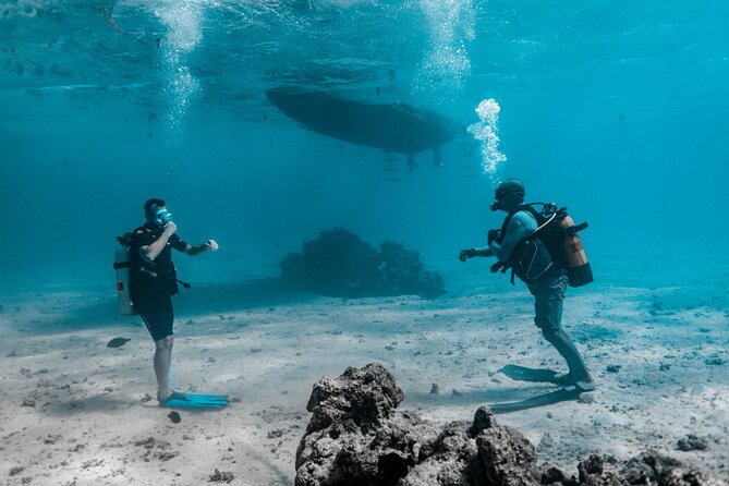 Baptism diving in the turquoise waters of Tahiti - Caroline’s patient approach and what it means for beginners