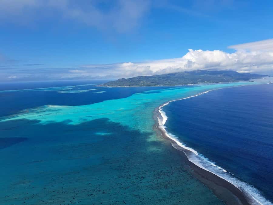 Bora-Bora 30 minutes private flight in light aircraft - The pilot and the tone of the experience