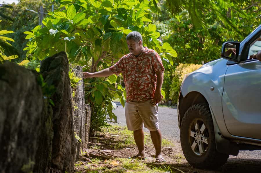 Bora Bora: 4WD History & Culture Tour - A family pareu workshop and coconut oil demonstration