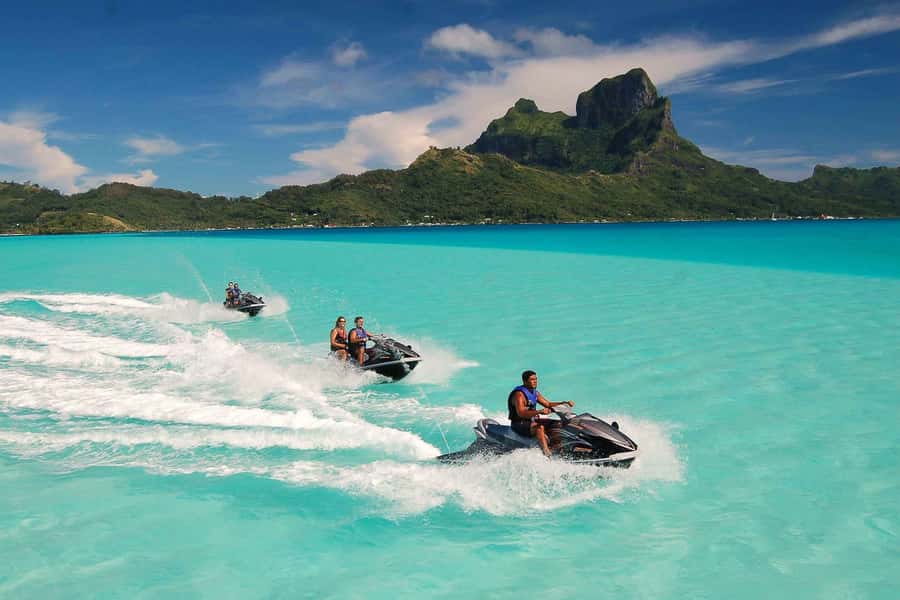 Bora Bora: Jet Ski, Lunch & Shark/ Ray Safari - How the two halves compare