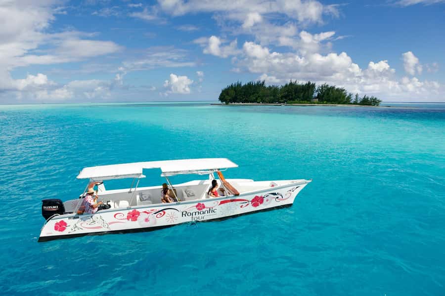 Bora Bora Luxury Tour and Beach Picnic - Meeting sharks and stingrays in shallow water