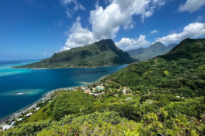 Discovering Moorea from Tahiti in 4x4 with the Ferry Terevau - Cook’s Bay from the roadside