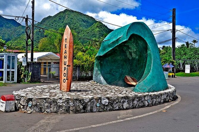Discovering the emblematic sites of Tahiti - Pointe Venus: black sand and a strong opening