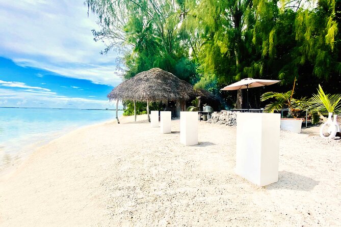 Lagoon Tour + lunch with your feet in the water on a Motu - Moorea’s lagoon, with lunch in the water