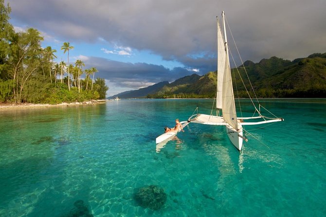 Moorea Discovery Half-day Sailing - Setting out with Hervé and a five-person group