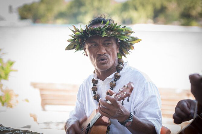 Private Bora Bora Lagoon & Water Lunch Experience - The guide makes the route work