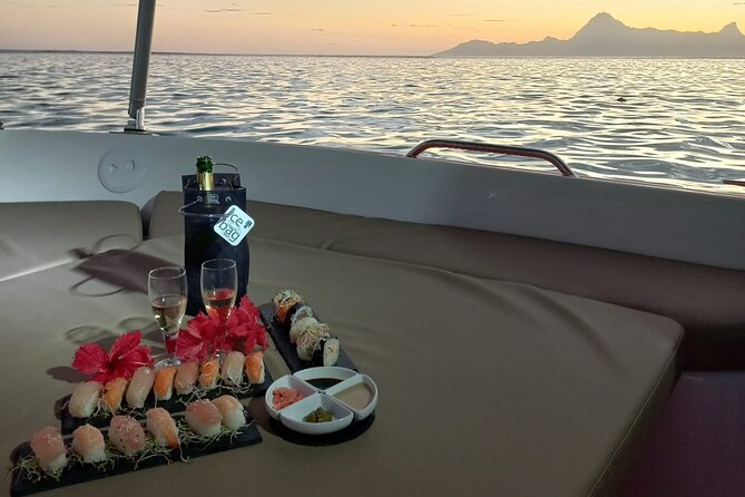 Sunset Cruise in Tahiti - The sunset moment with Moorea in view