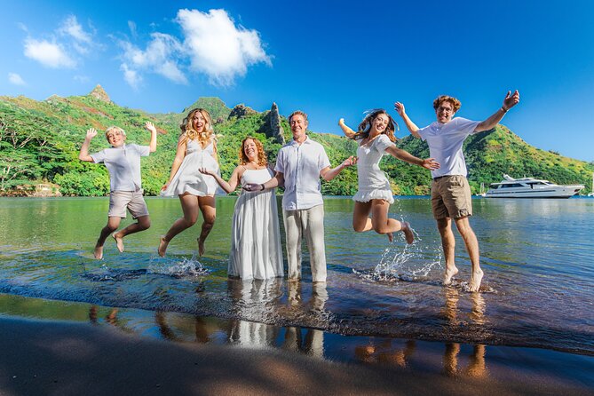 Unique photo shoot in the heart DE Moorea: Beach & mountain combo - Ta’ahiamanu Beach and Moorea’s coastal colors