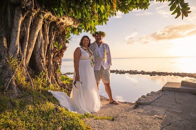 Unique photo shoot in the heart DE Moorea: Beach & mountain combo - ’Opunohu Bay and the island’s dramatic setting
